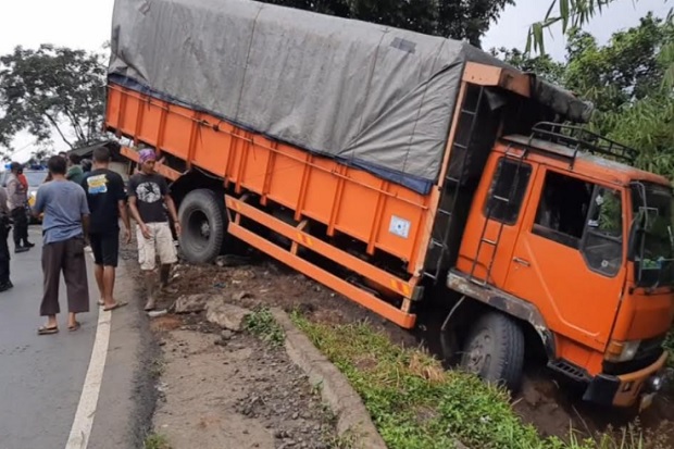 Jalanan Licin, Truk...