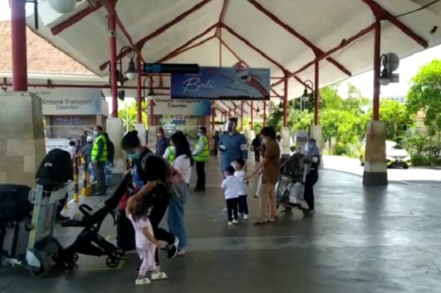 Ribuan Wisatawan Terus...