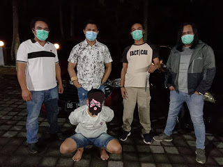 Lari saat Akan Dikeroyok,...