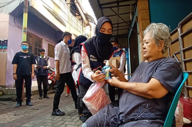 PMI Medan Bagikan Masker,...