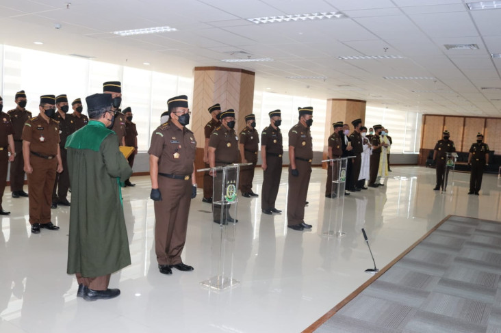 Perkuat Pengawasan Jaksa,...