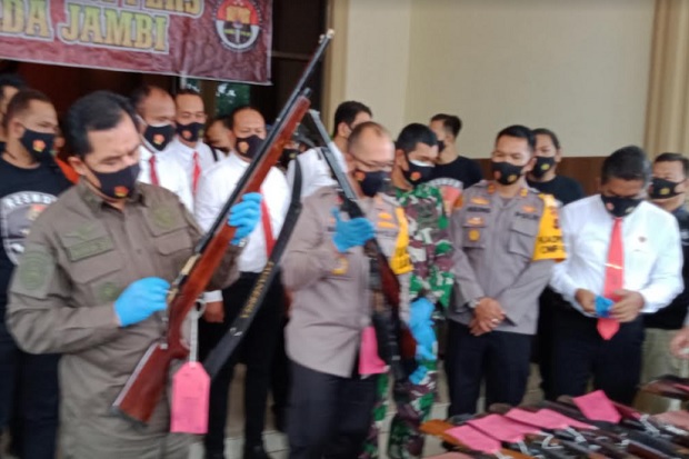 Tembaki Warga hingga...