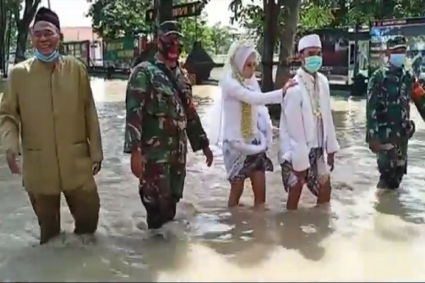 Dikepung Banjir, Pasangan...