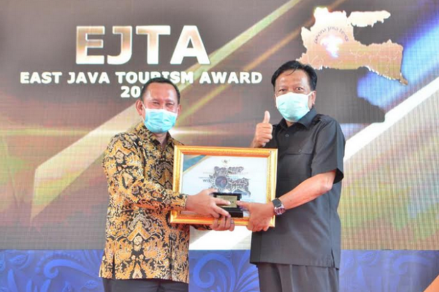 Jalani Perawatan di...
