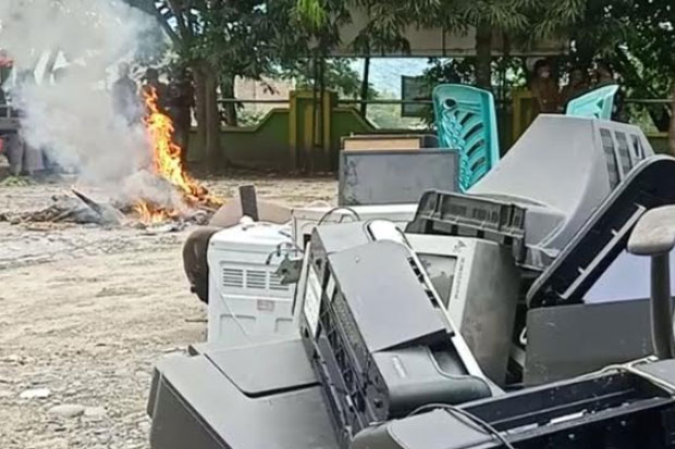 Pemkab Enrekang Musnahkan...
