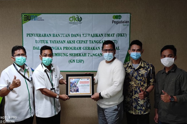 Pegadaian Serahkan Bantuan...