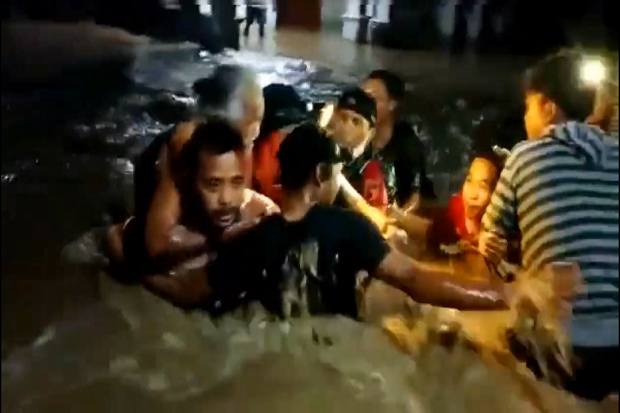 Banjir Bandang Terjang...