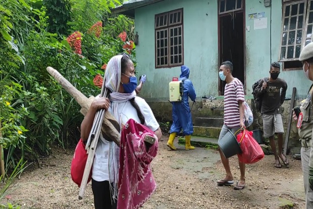 Empat Orang Sekeluarga...