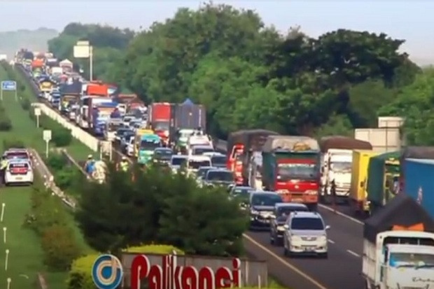Truk Patah As di Tol...
