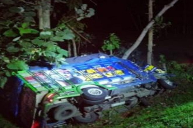 Truk Terbalik di Tol...