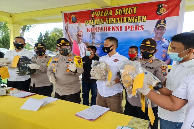 Ayah, Anak, dan Petugas...