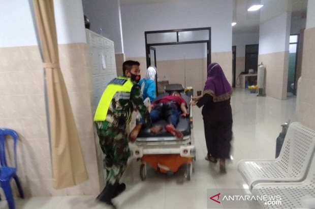 2 Anggota TNI Dikeroyok...