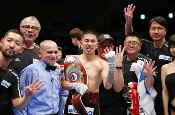 Menang TKO Ronde 8,...