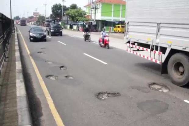 Awas, Jalan Berlubang...