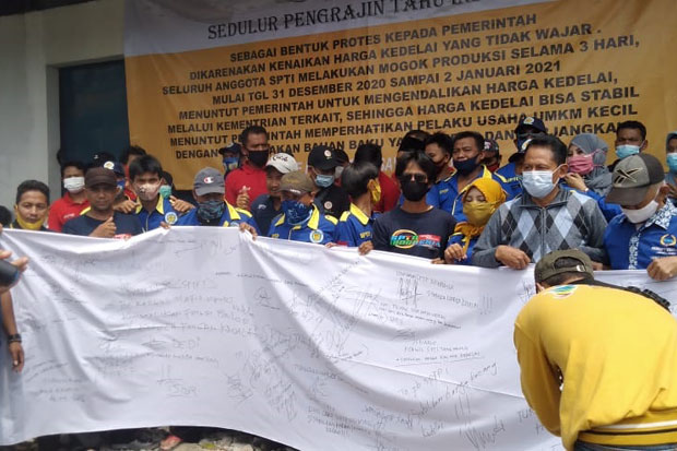 Protes Harga Kedelai...