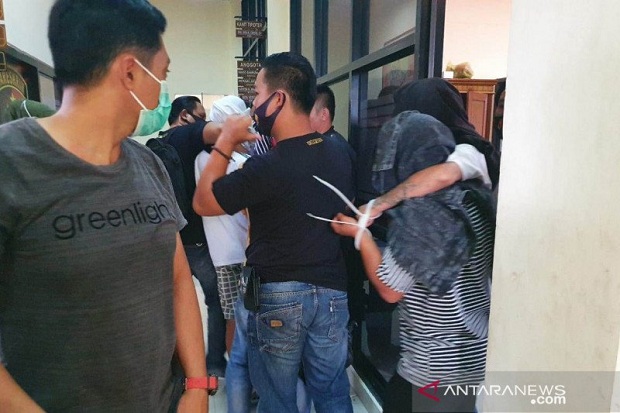 Kelompok Pemuda Pengeroyok...