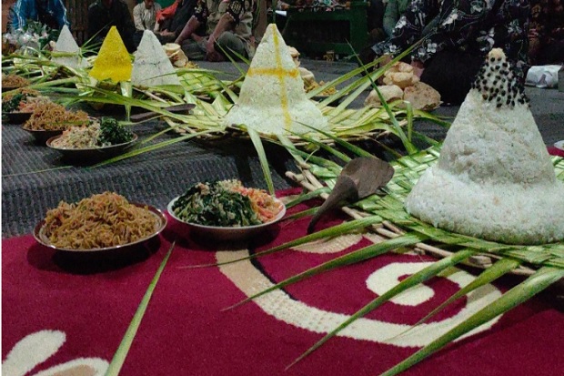 Sedekah Gunung, Medium...
