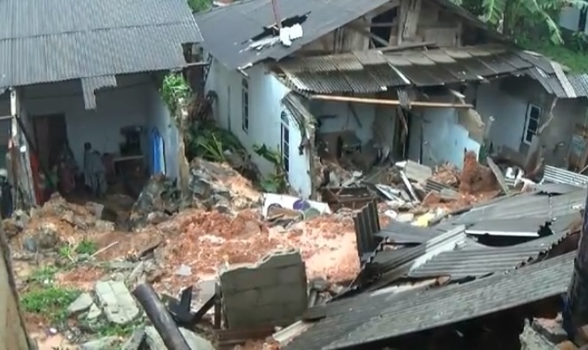 Longsor Akibat Banjir...