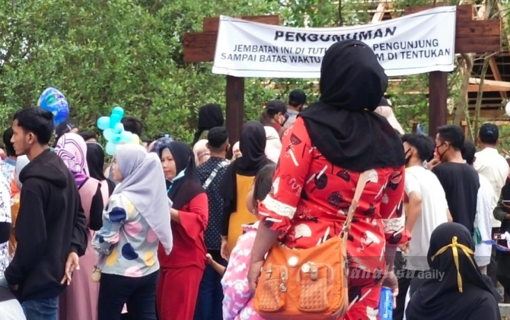 Pengunjung Pantai Sejarah...