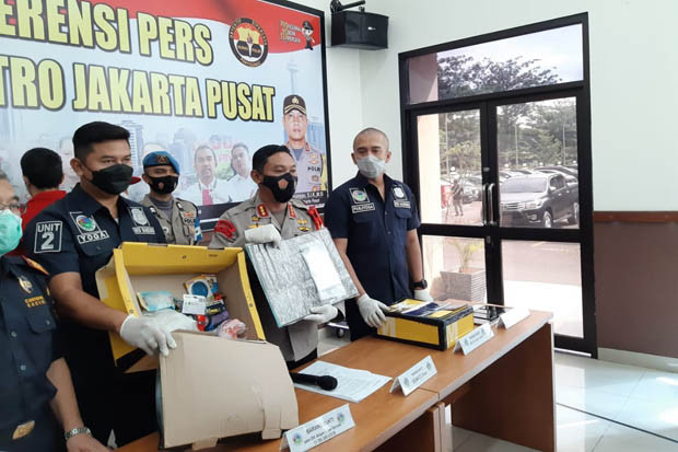 Kelabui Petugas, Paket...
