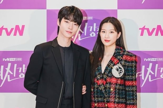 Moon Ga-young dan Hwang...