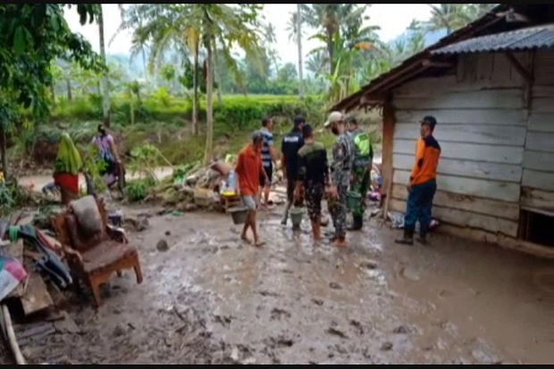 Banjir Bandang Terjang...