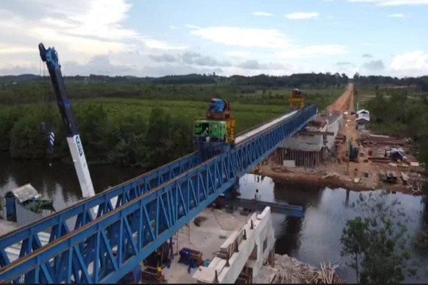 Pengerjaan Proyek Jembatan...