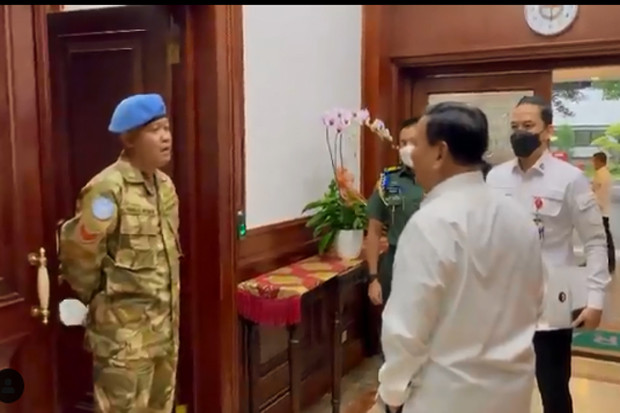 Prajurit TNI yang Fasih...