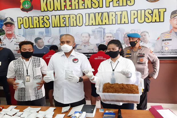 Gerebek Pabrik Tembakau...