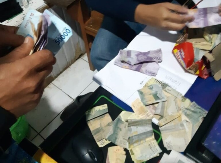 Sibuk Merekap Kupon...