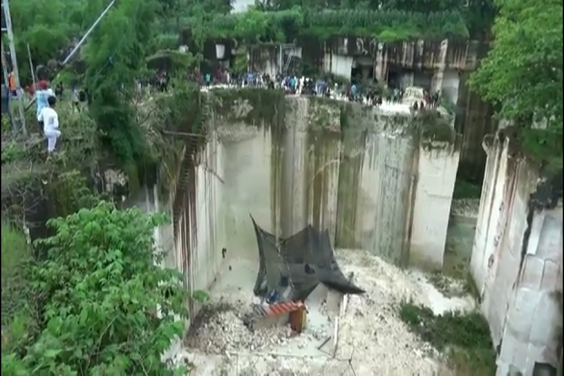Truk Pengangkut Batu...