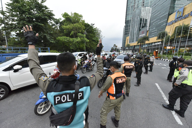 Sebaran COVID-19 Meluas,...