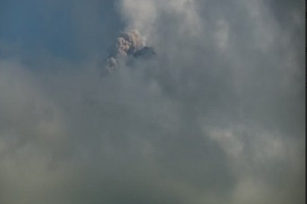 Merapi Keluarkan Awan...