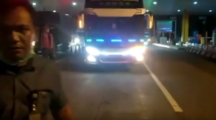 Sergap Bus, Petugas...