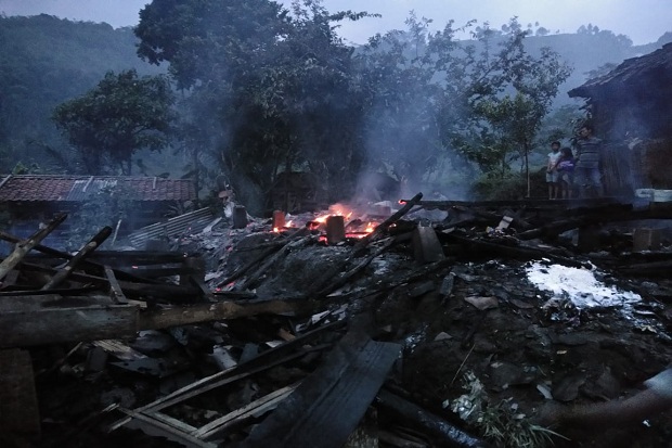 Rumahnya Ludes Terbakar,...