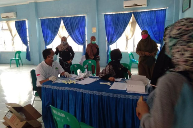 Direktur dan Puluhan...