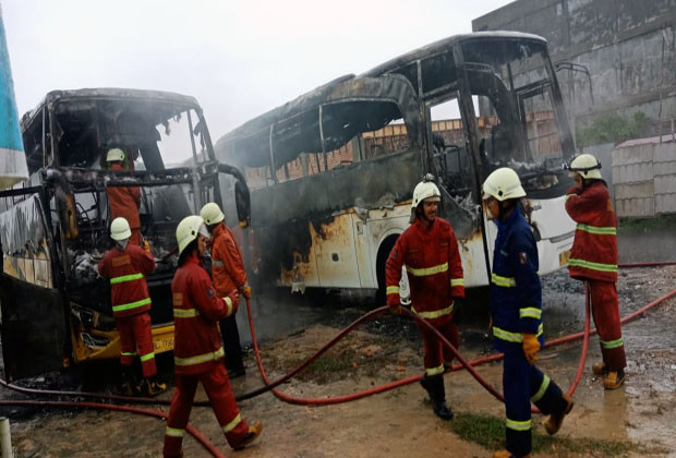 Dua Bus Pariwisata Terbakar...