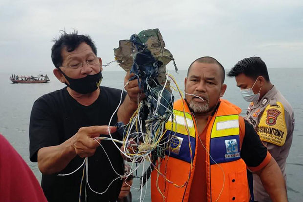 Basarnas Serahkan Serpihan...