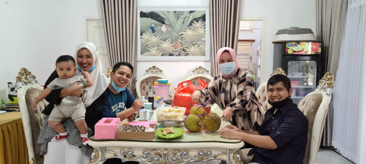 Rizki Ajak Ibu, Istri,...