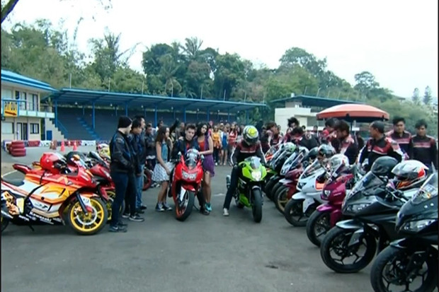 Boy Menang, Mondy Berang...