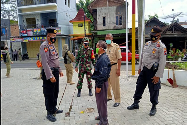 Hari Pertama PPKM di...