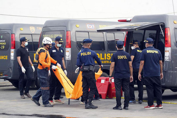 Okky Bisma, Korban Pertama...