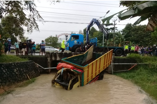 Truk Terjun ke Sungai...