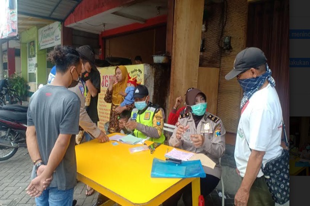 Belasan Warga Sidoarjo...