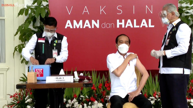 Divaksin Covid-19, Jokowi:...