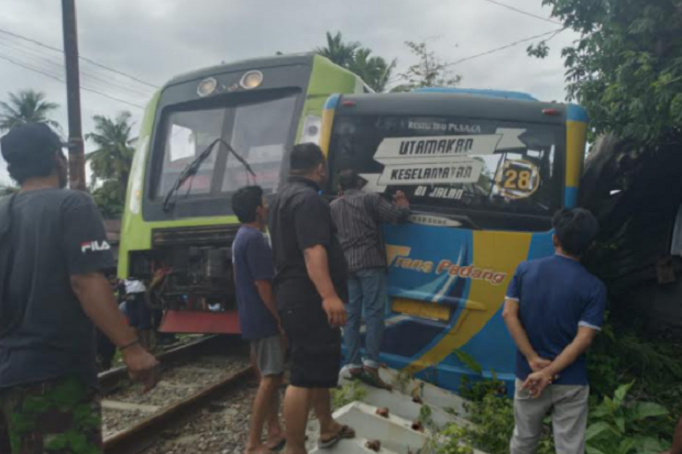 Kereta Api Tabrak Bus...