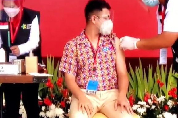 Raffi Ahmad Terima Vaksin...