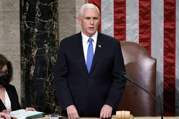 Pence Tolak Makzulkan...