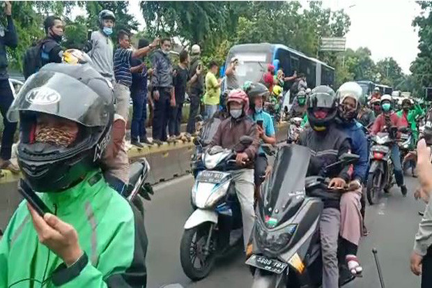 Warga Berbondong-bondong...