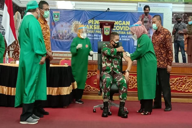 Gubernur Sumbar Irwan...